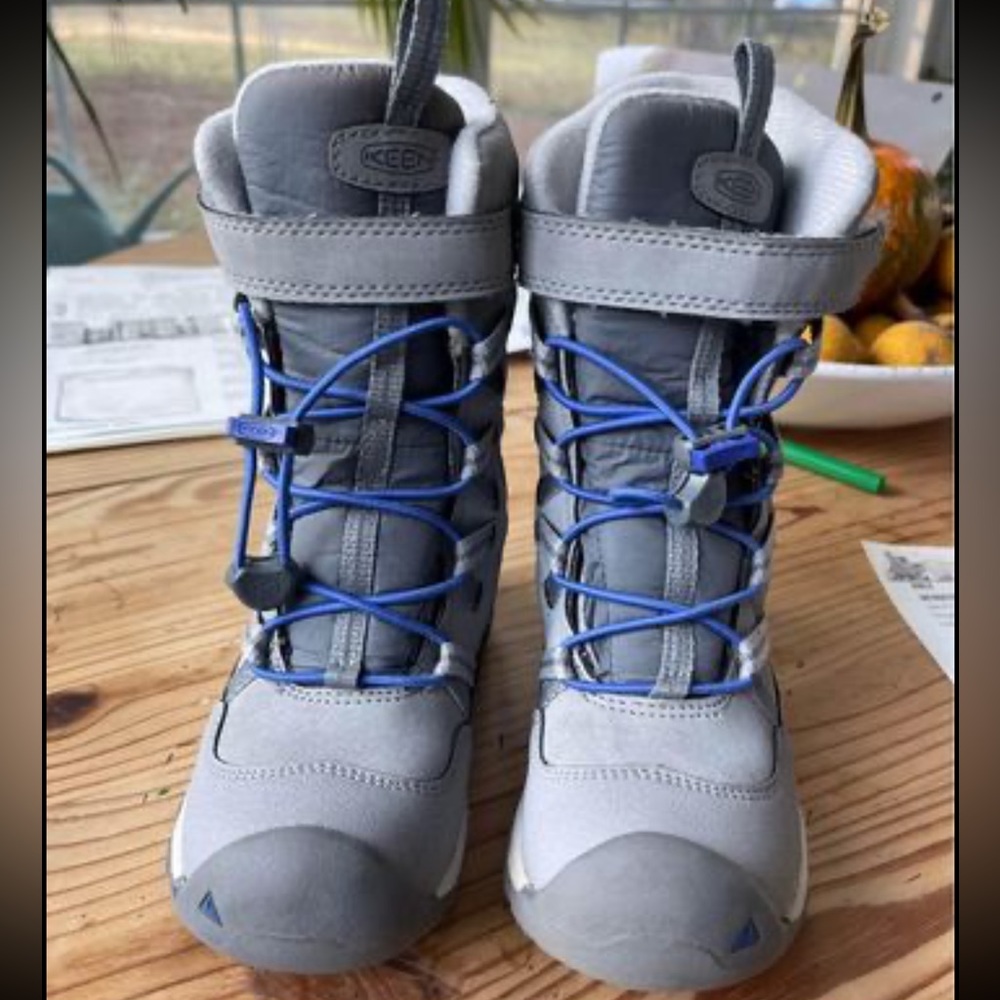 Keen winter boots Little Kid size 8